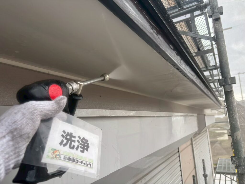 庇・軒天部は、入り隅や端部に汚れが残りやすいため、細部まで丁寧に洗浄していきます