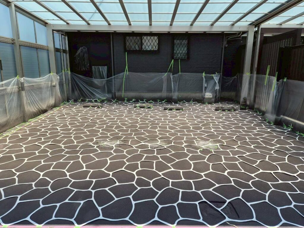 石張り調のデザインをつくるため、床面全体にステンシルを貼り付けます