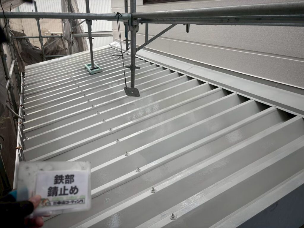 折板屋根全体に錆止め塗料を塗布しました