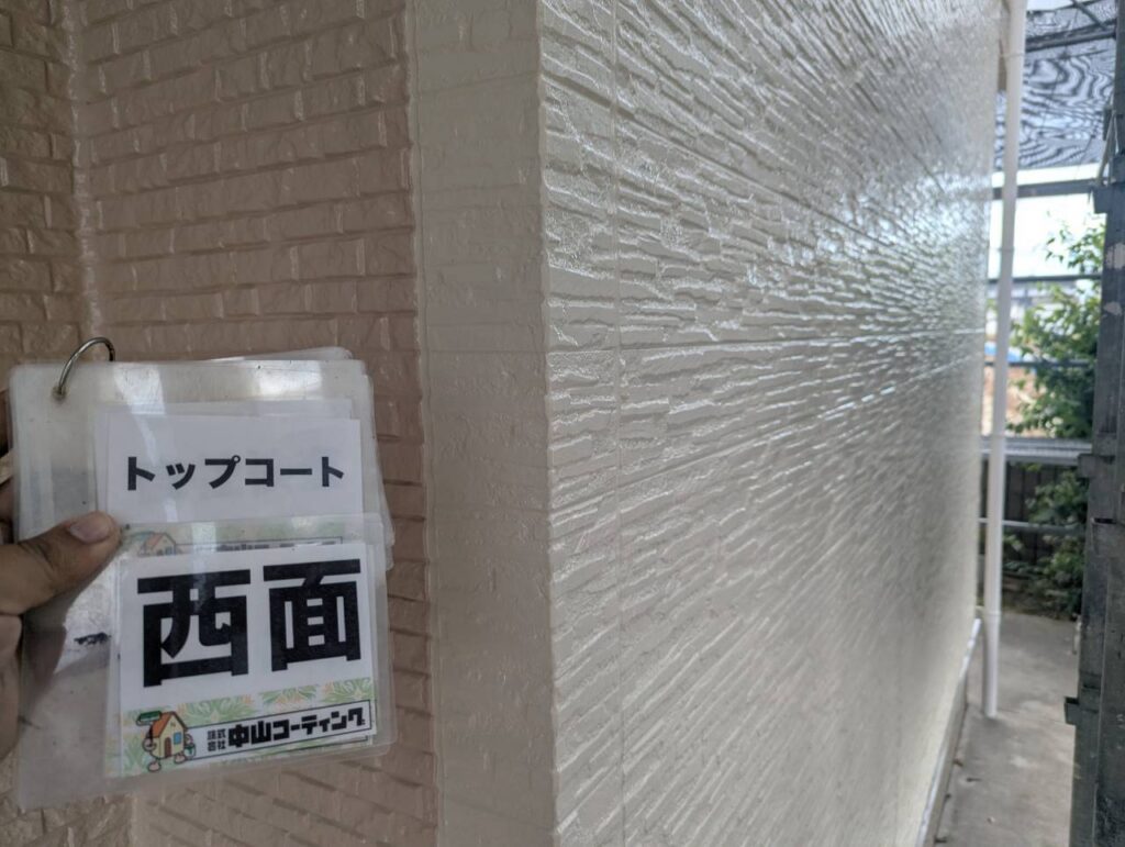 上塗り後に、今回はトップコートをします