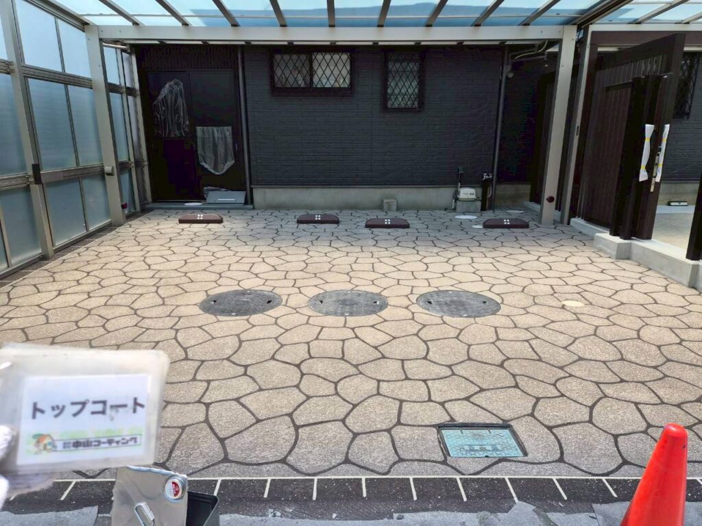 仕上げにトップコートを塗布し、石目調の美しい仕上がりをしっかり保護します