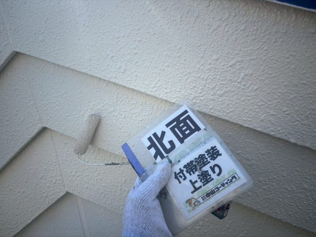 北面の付帯部に上塗りを行っています