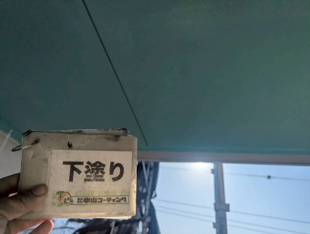 軒天の下塗り施工後の様子です