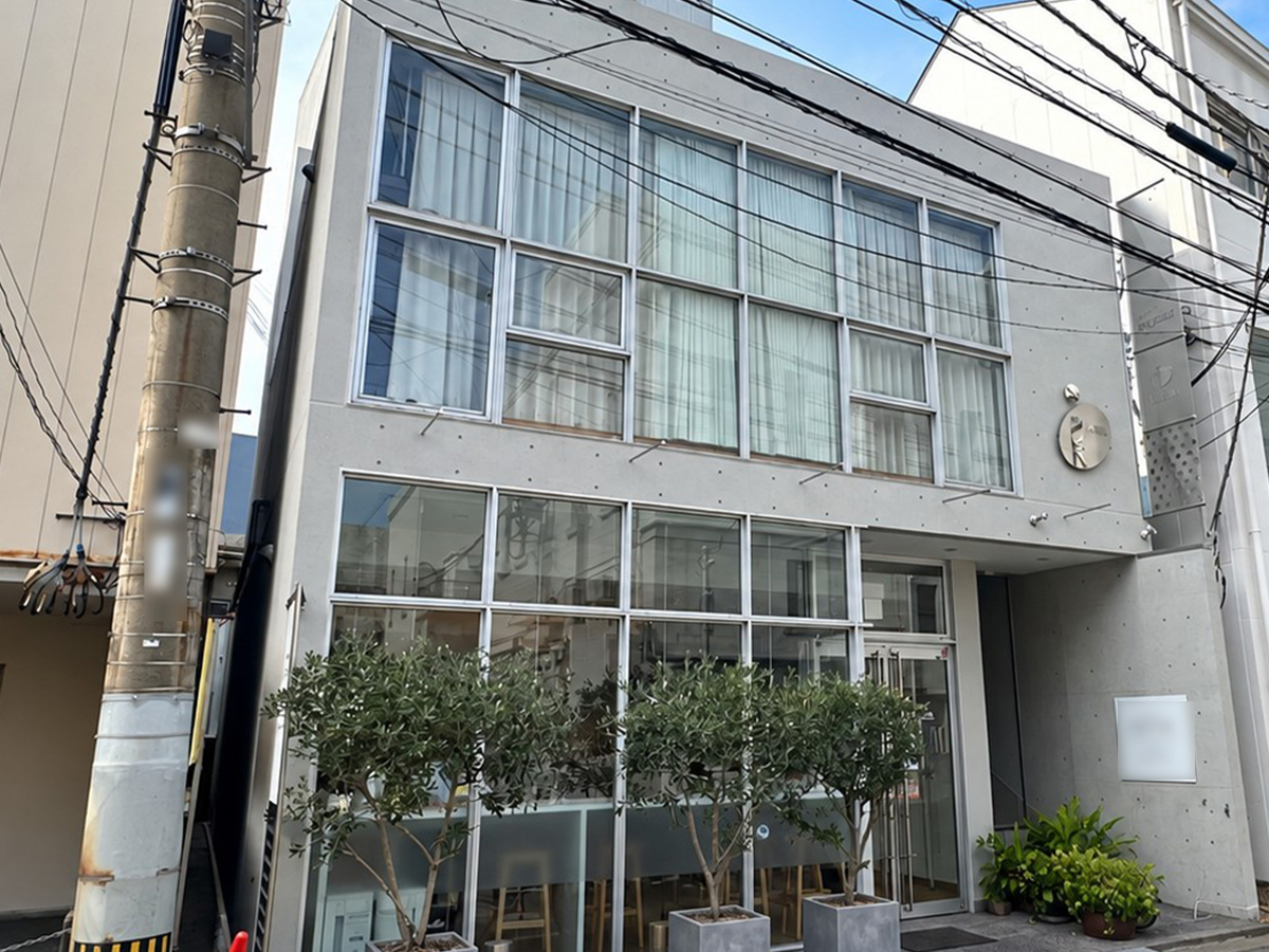 徳島市東船場町｜マットな質感に、光触媒という機能美をプラス