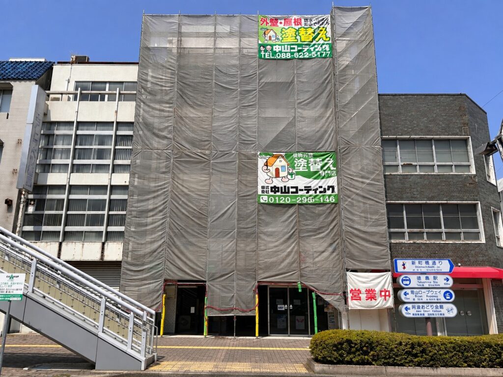 足場を組み終わり、作業開始です