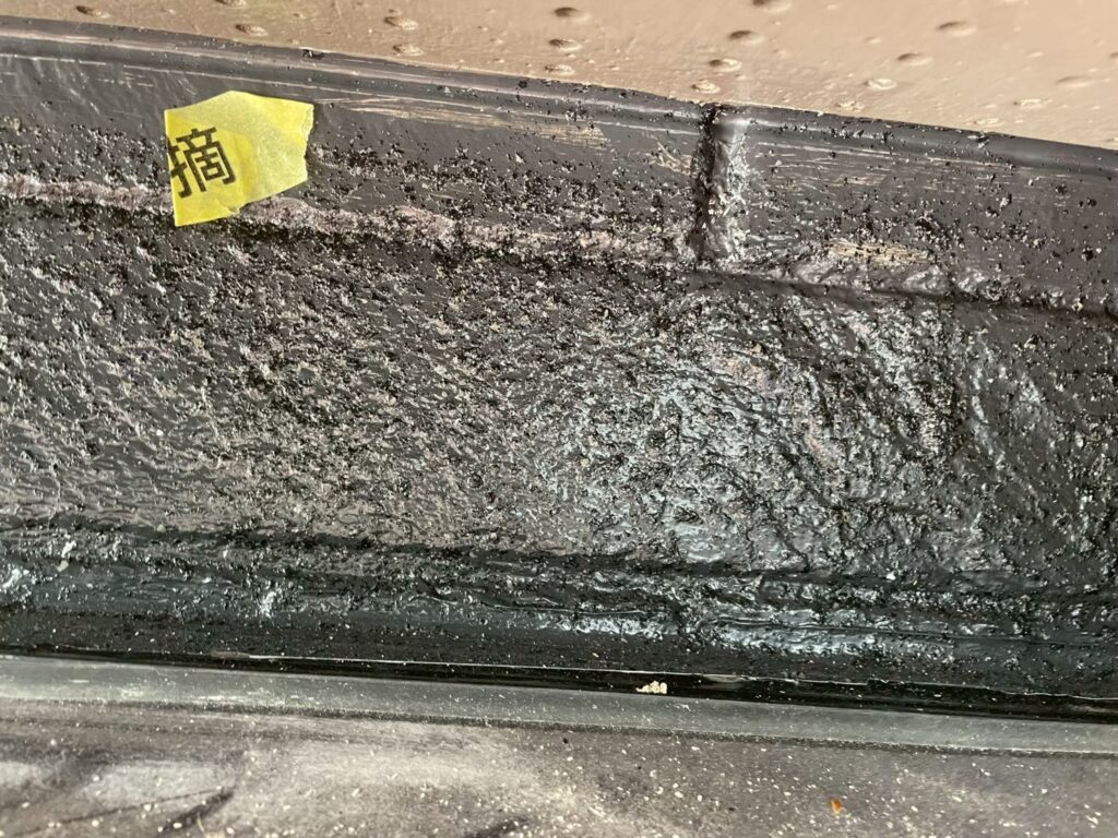 塗料が飛んでしまった場所や塗り残しがないか入念にチェックします