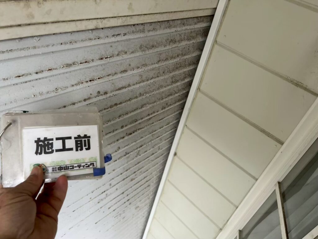 シャッターには汚れや黒ずみが見られます