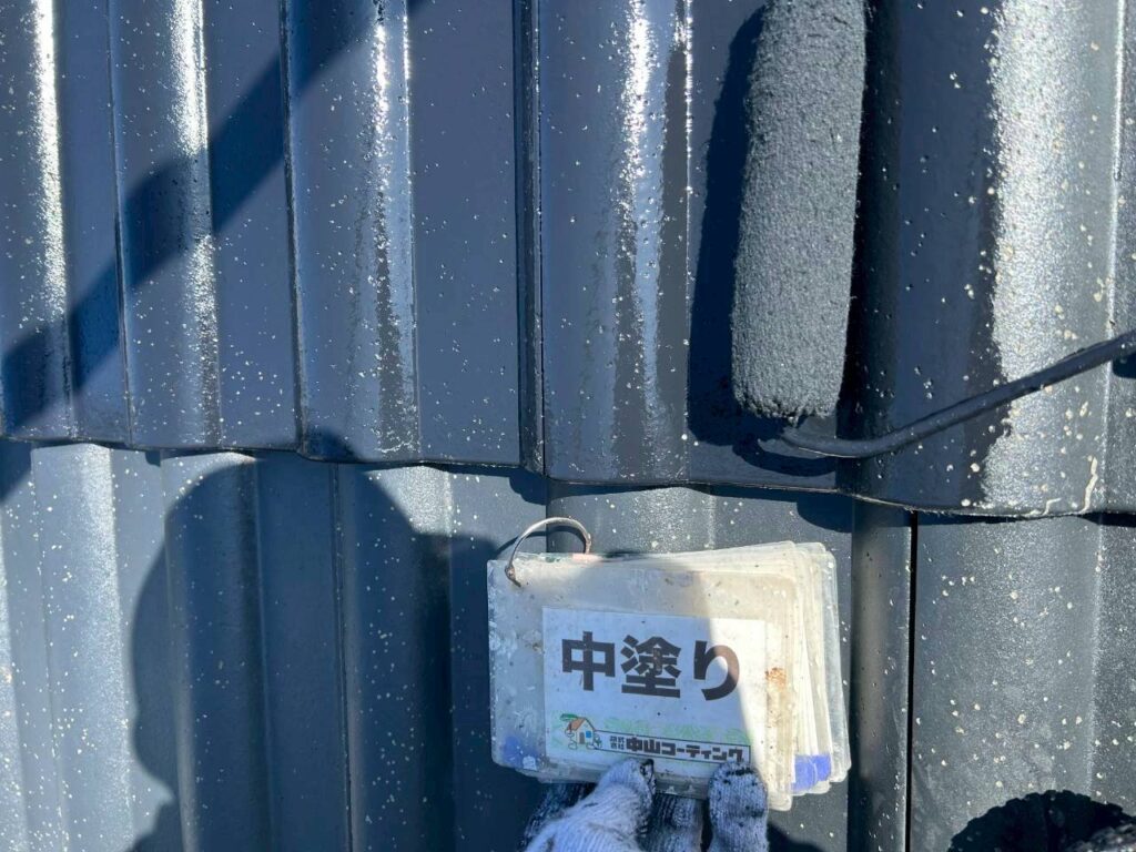 中塗りを行っている様子です
