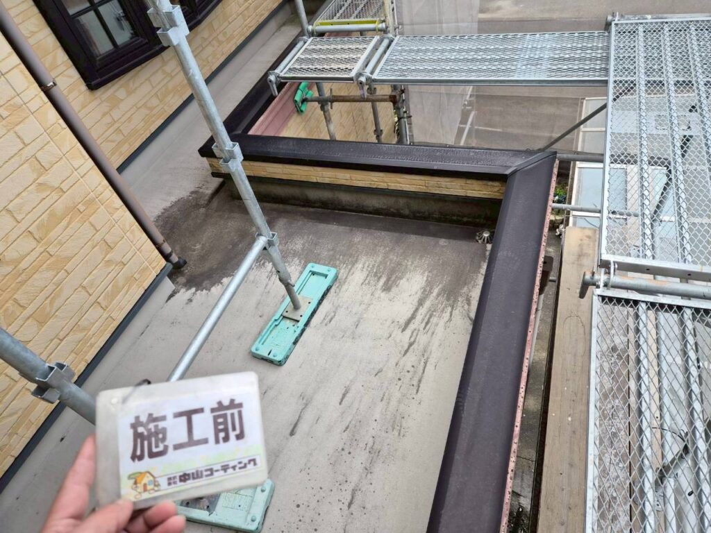 ベランダには汚れや黒ずみが見られます