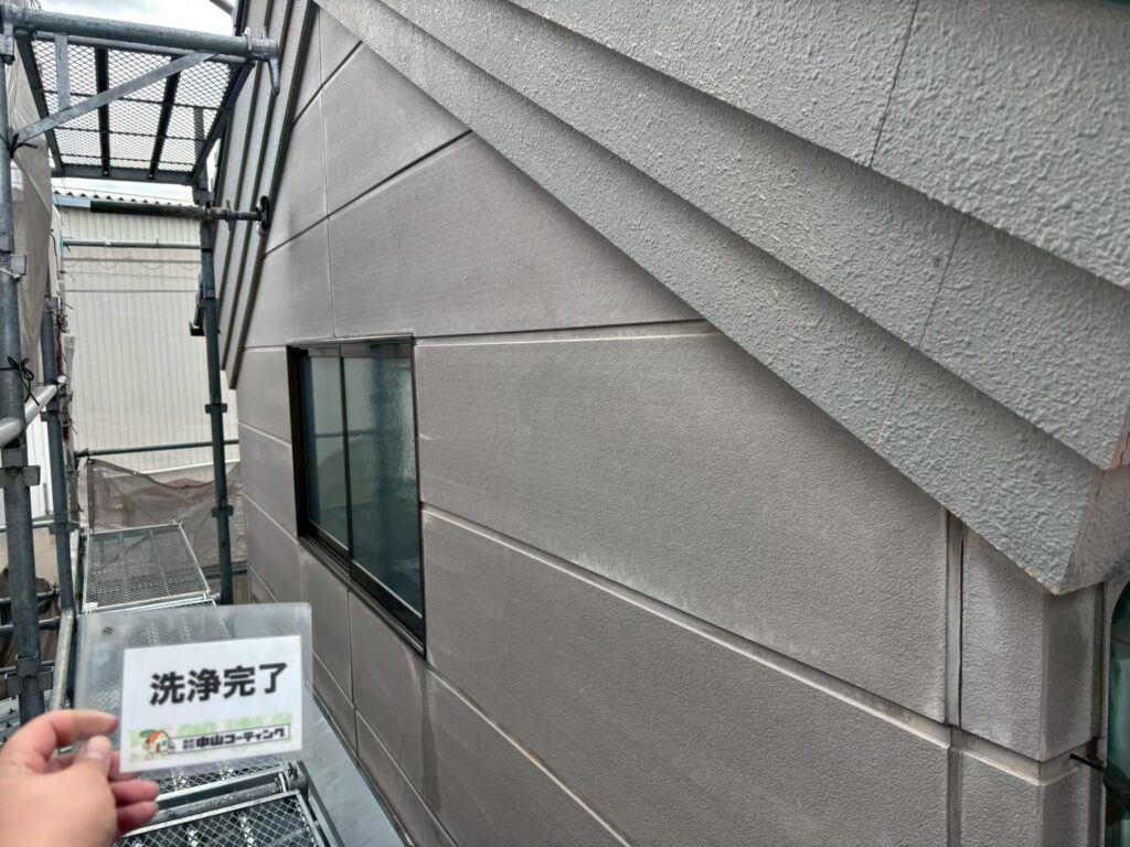 外壁全体の洗浄が完了しました。広い壁面を均一に洗浄することで、長年蓄積した汚れや付着物を取り除き、塗装前の下地を整えています