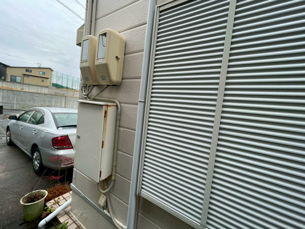 扉の縁や蝶番、下端部分にサビが発生していました