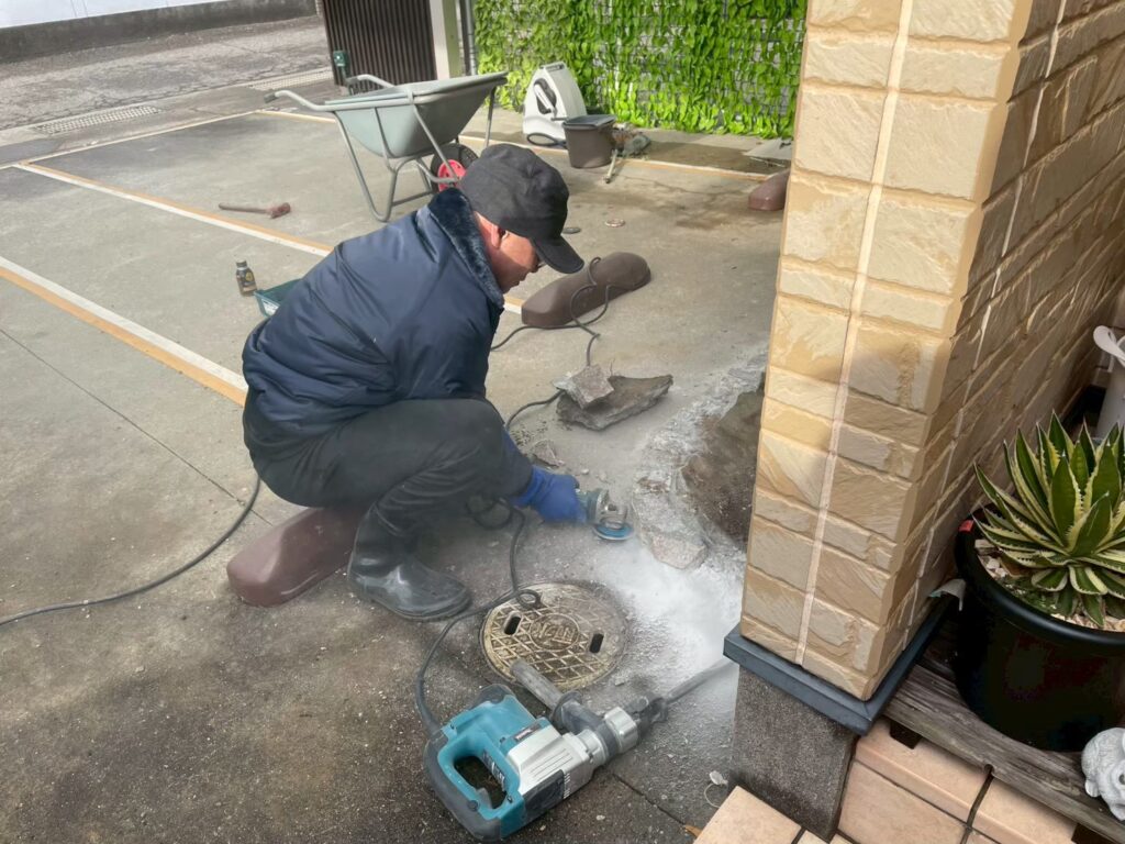 ディスクグラインダーを使って縁をまっすぐ綺麗に切り揃えていきます