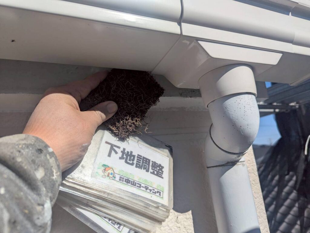 雨樋の裏側まで丁寧にケレンし、劣化した塗膜や汚れを除去しています