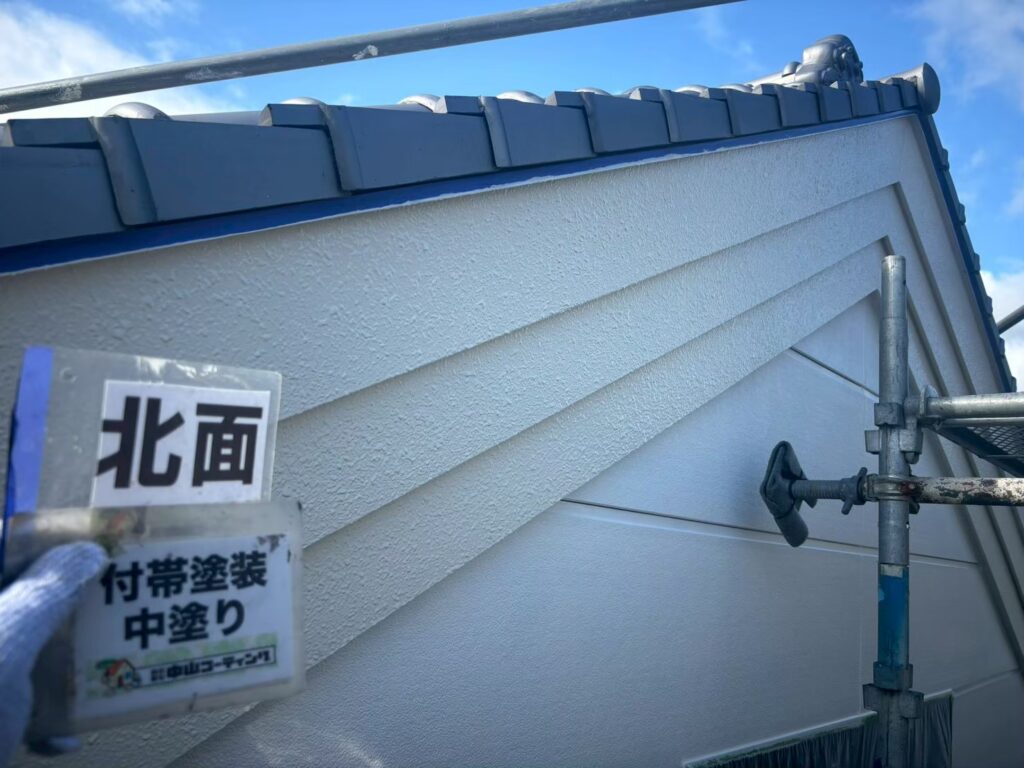 北面の付帯部に中塗りを施しました