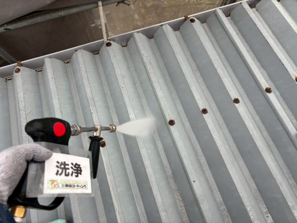 庇屋根の溝にある汚れやホコリもしっかり除去します
