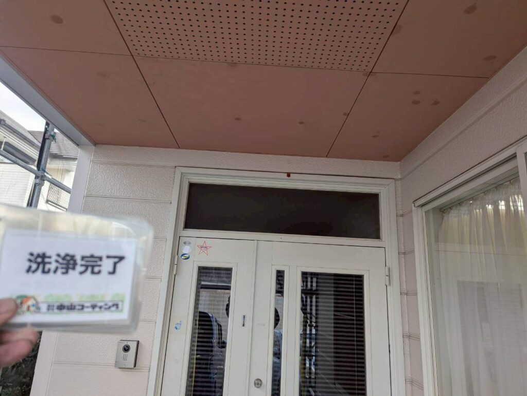 玄関まわりと軒天の高圧洗浄が完了しました