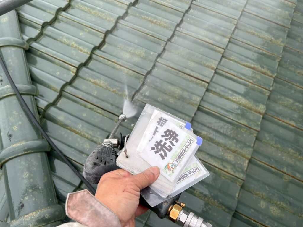 高圧洗浄を行っています