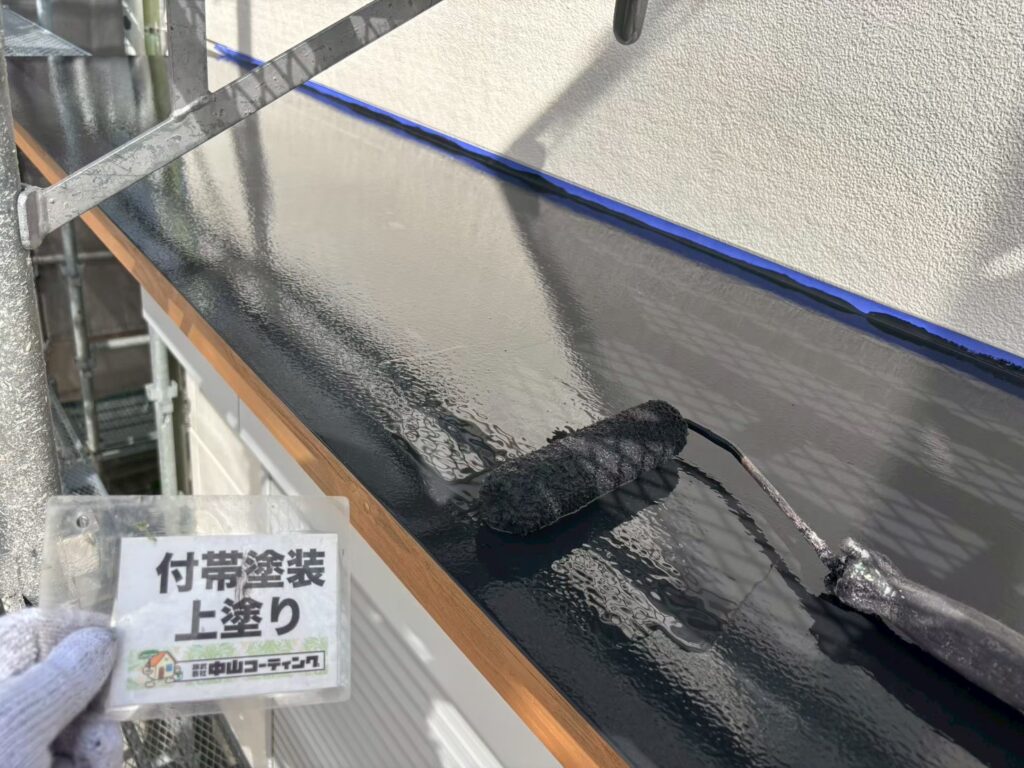 庇部分の上塗り工程です。艶のある滑らかな表面へ仕上げています