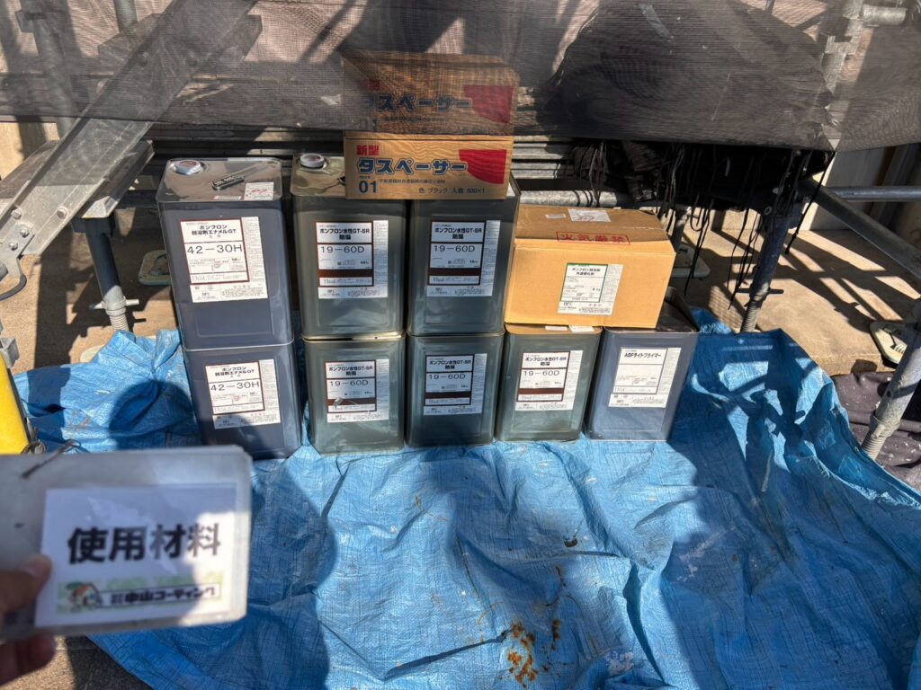 きれいなグリーンへ変身中!屋根の縁切り・中塗りを施工