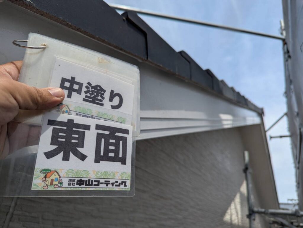 破風板も中塗りします