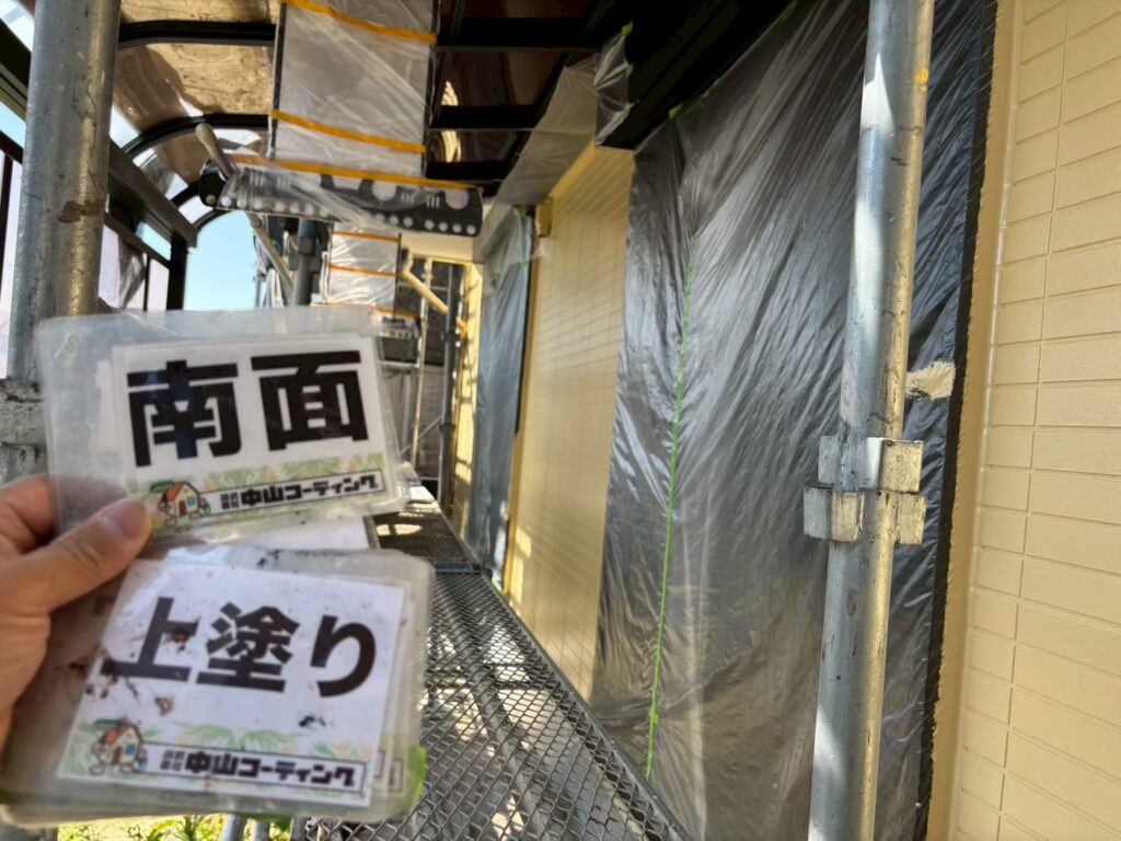南面の外壁に上塗りが完了しました。同様に東面・西面も完了しています