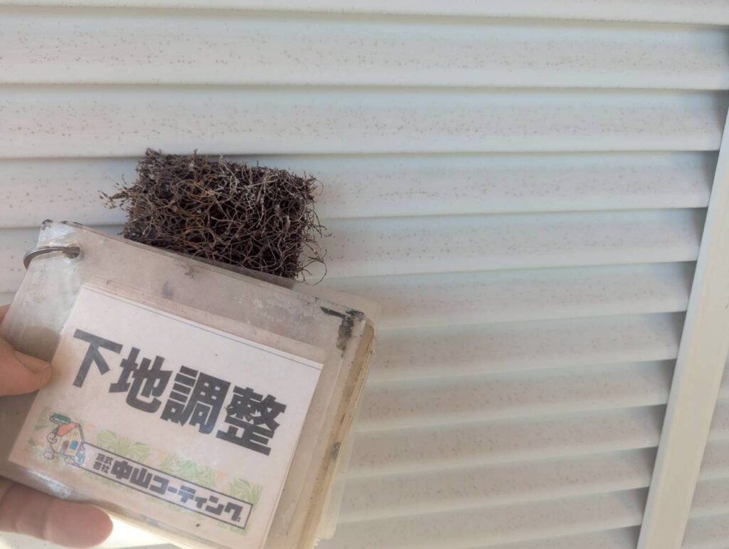 雨戸の下地調整を行っています