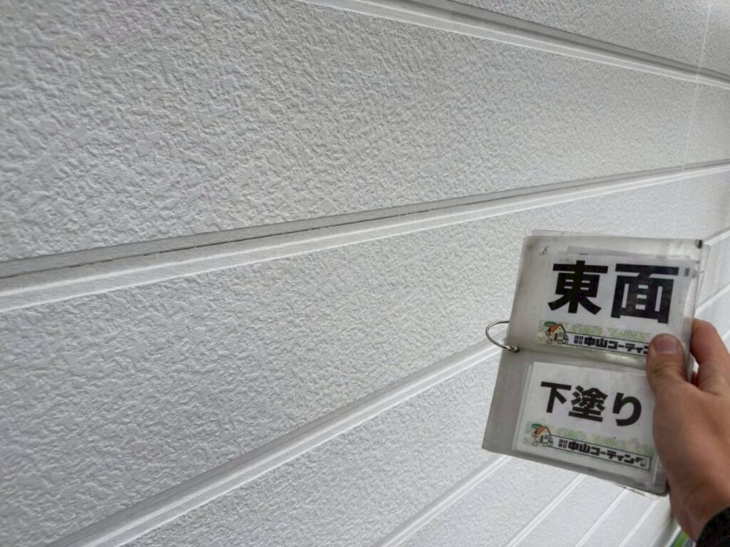 外壁の下塗りを進めています