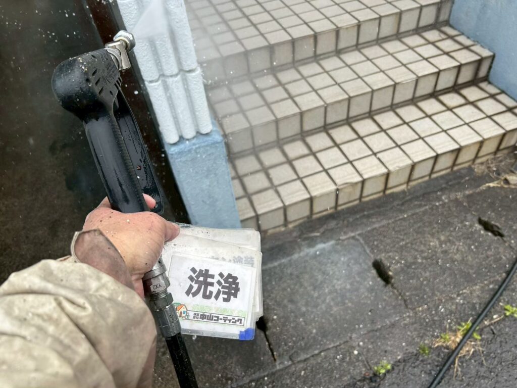 玄関周りの汚れや苔などを高圧洗浄で洗い流しています