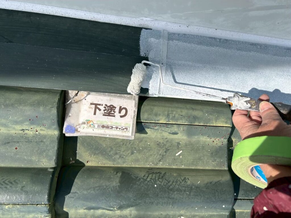 屋根の板金部分に下塗りを行い、塗料の密着性を高めます