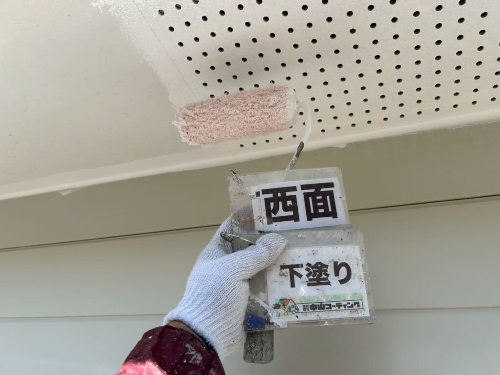軒天の下塗りの様子です