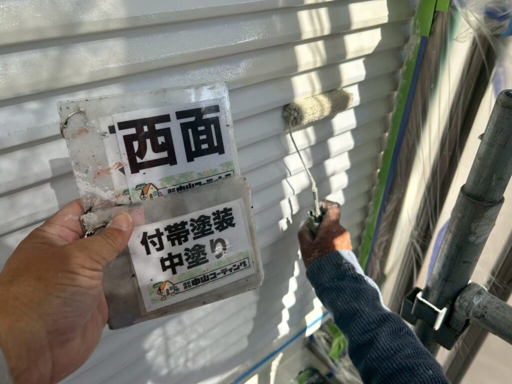 中塗りを行っています