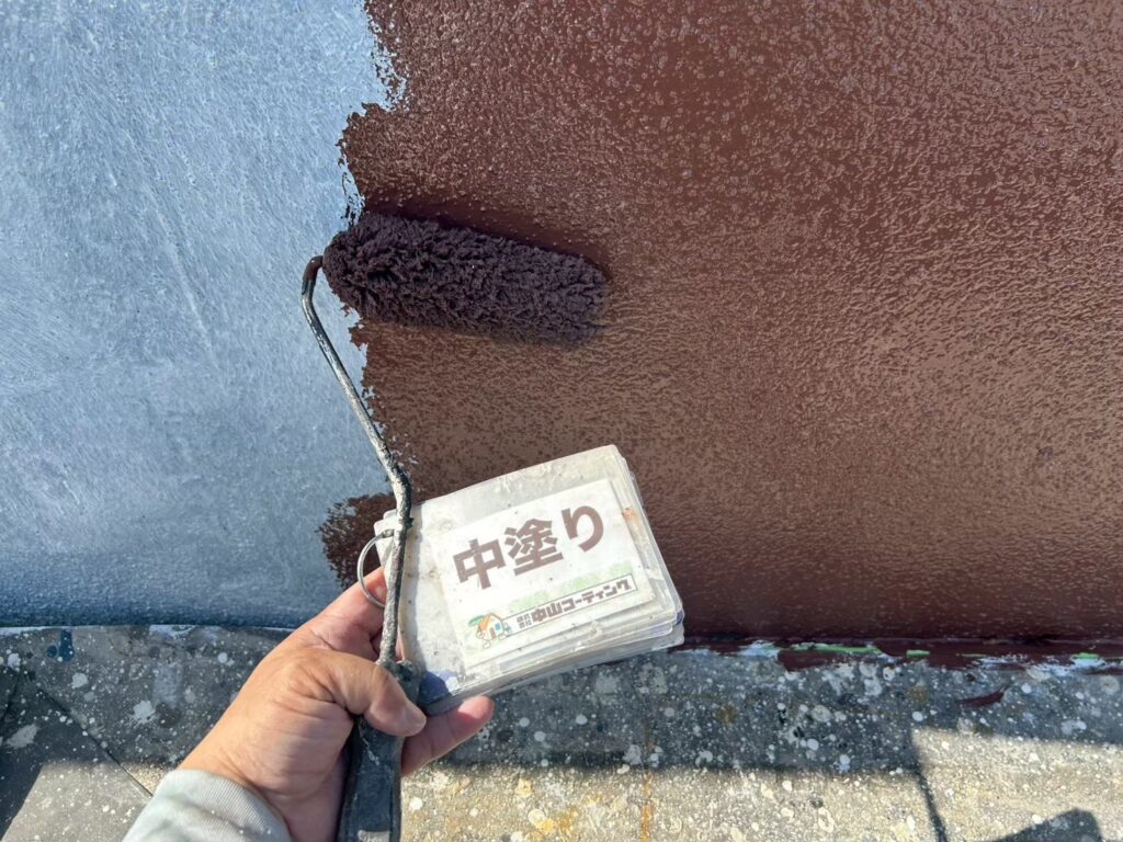 塀の基礎部分に中塗りを行っています