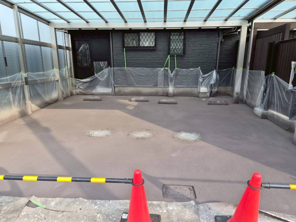 床面全体にベースとなる目地色を均一に吹き付けます
