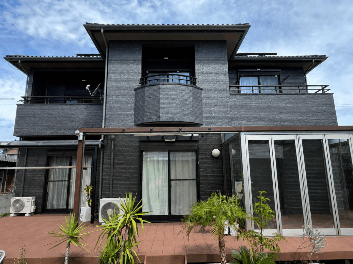 徳島県小松島市　外装外構施工事例｜ダイヤカレイド・アーバントーンの多彩な表情で、重厚感と高級感を引き出した外壁塗装✨
