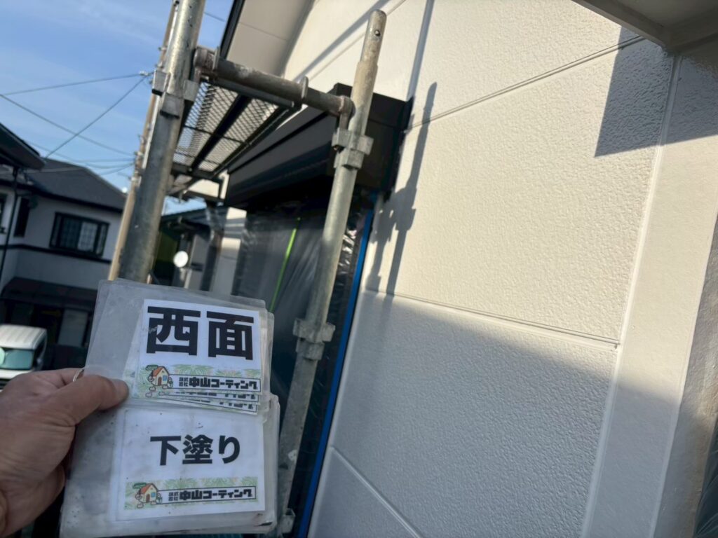 西面 外壁下塗り完了しました。同様に南面・北面も行っています