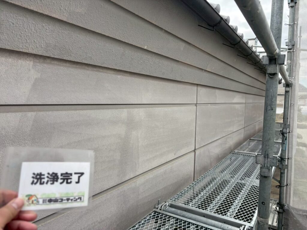 外壁上部から洗浄を行いました