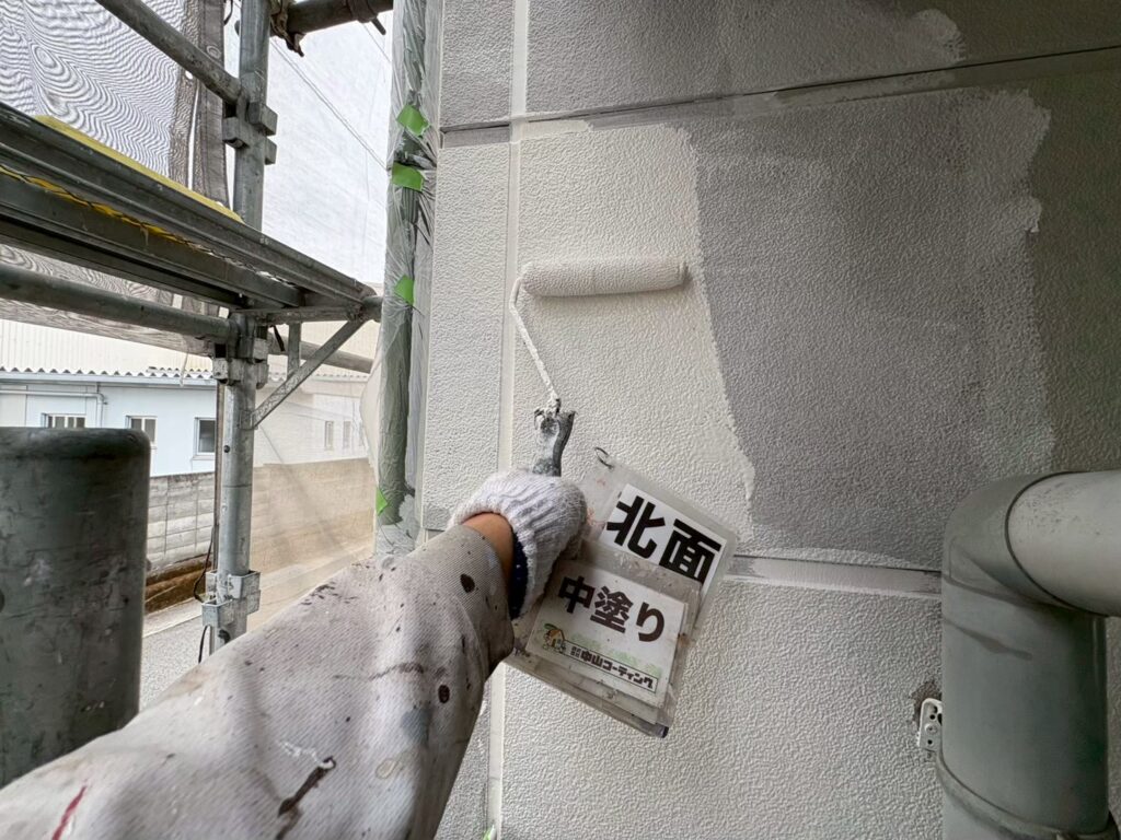 北面の中塗り作業です