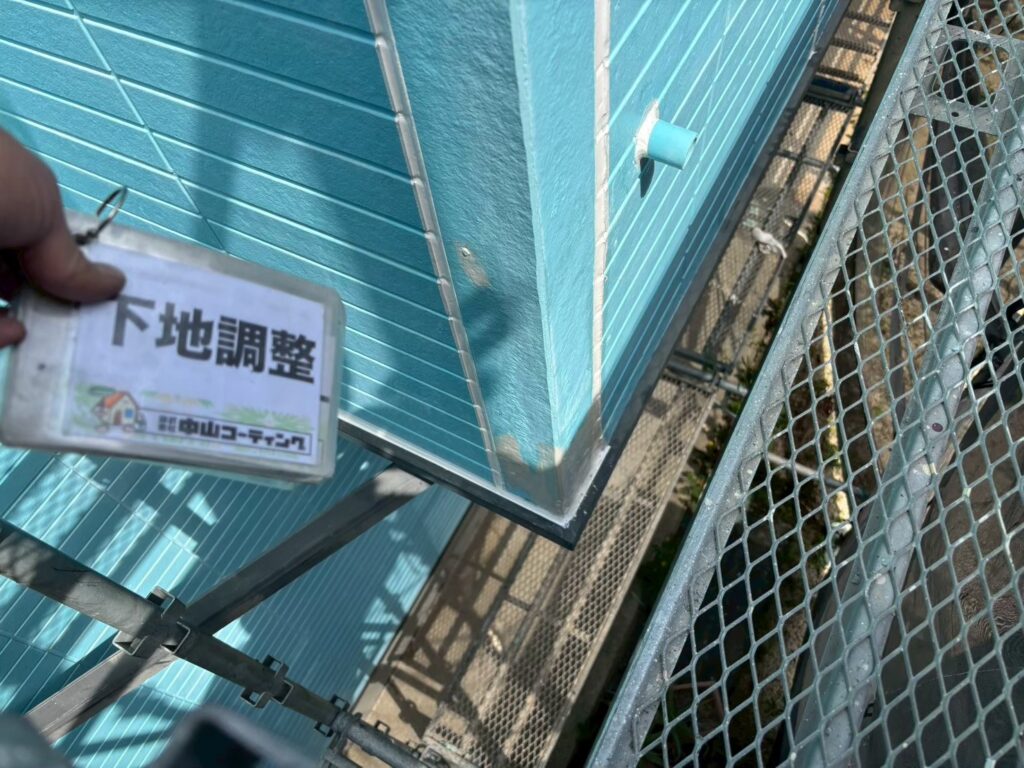 傷みやすい外壁の角部分も細かくチェック。きれいな仕上がりにつながるよう処置を施しました