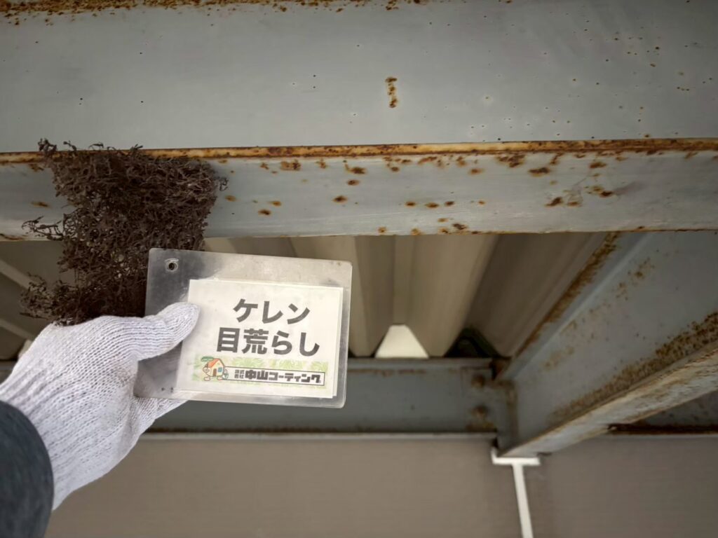 鉄骨梁の端部や入隅を含め、錆の発生箇所を中心にケレンを行っています