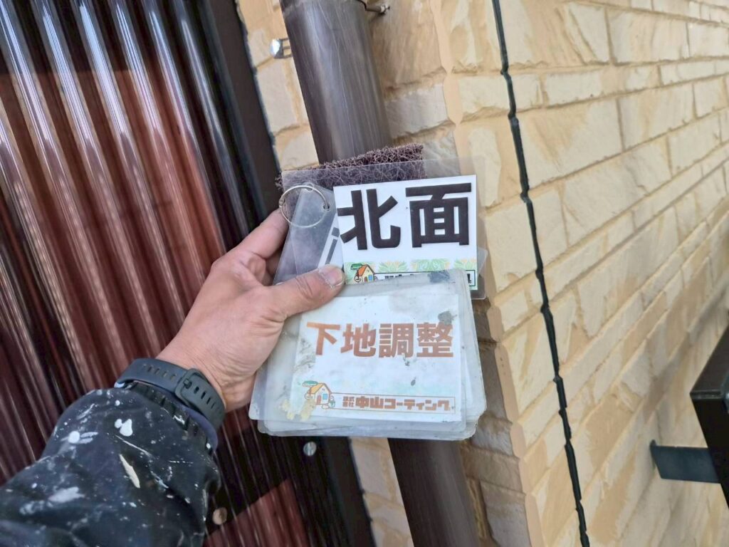 素材や形状に合わせて手作業で下地を整えています