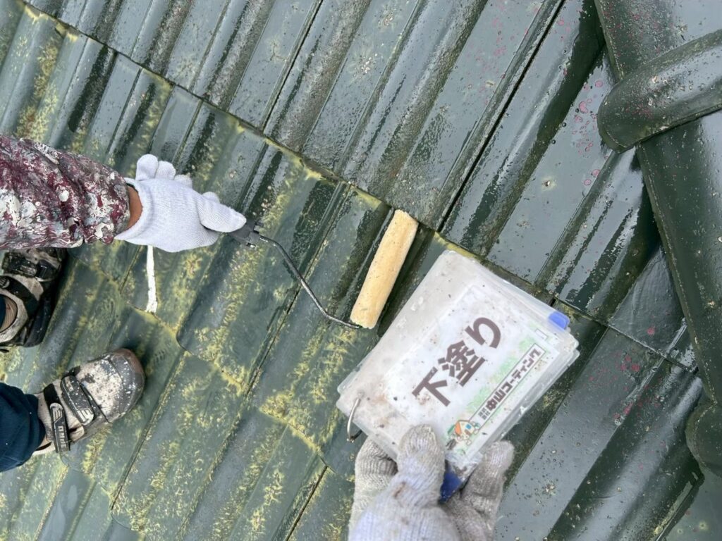 瓦全体をローラーで丁寧に下塗りを行っていきます