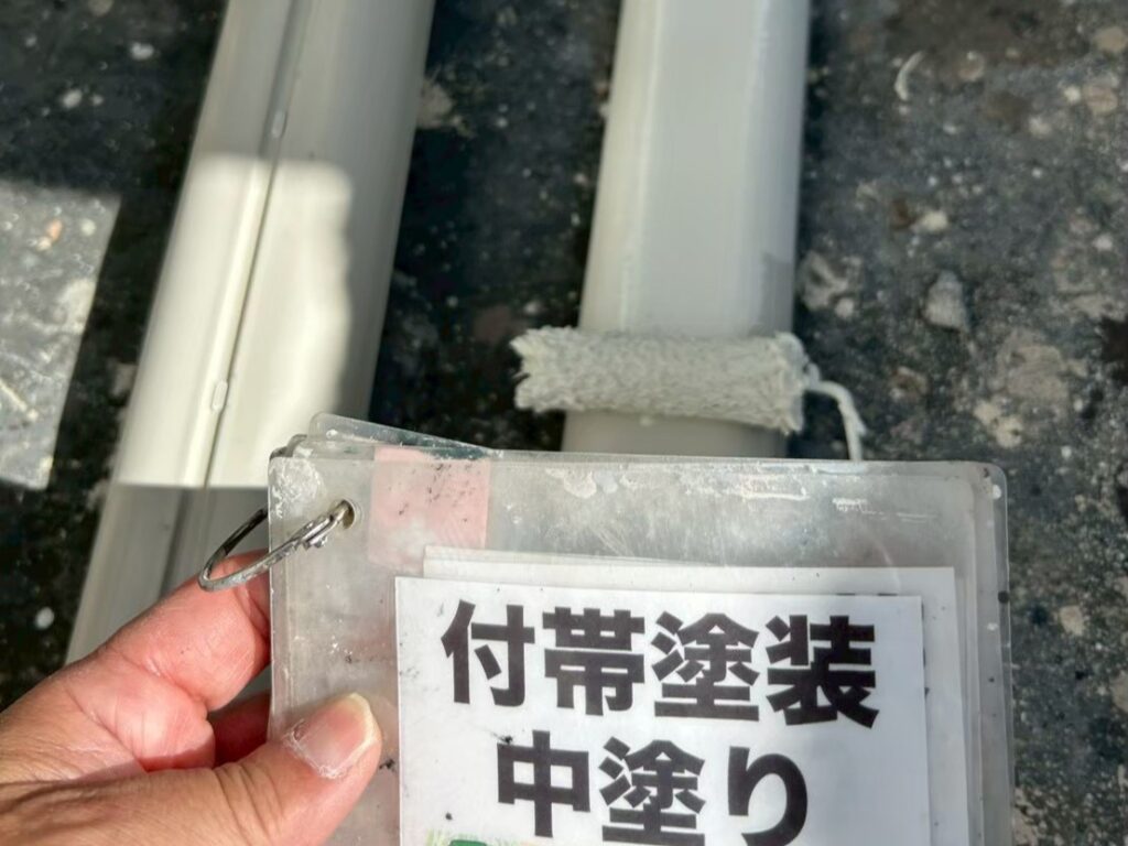 スリムダクトの中塗りを行っています