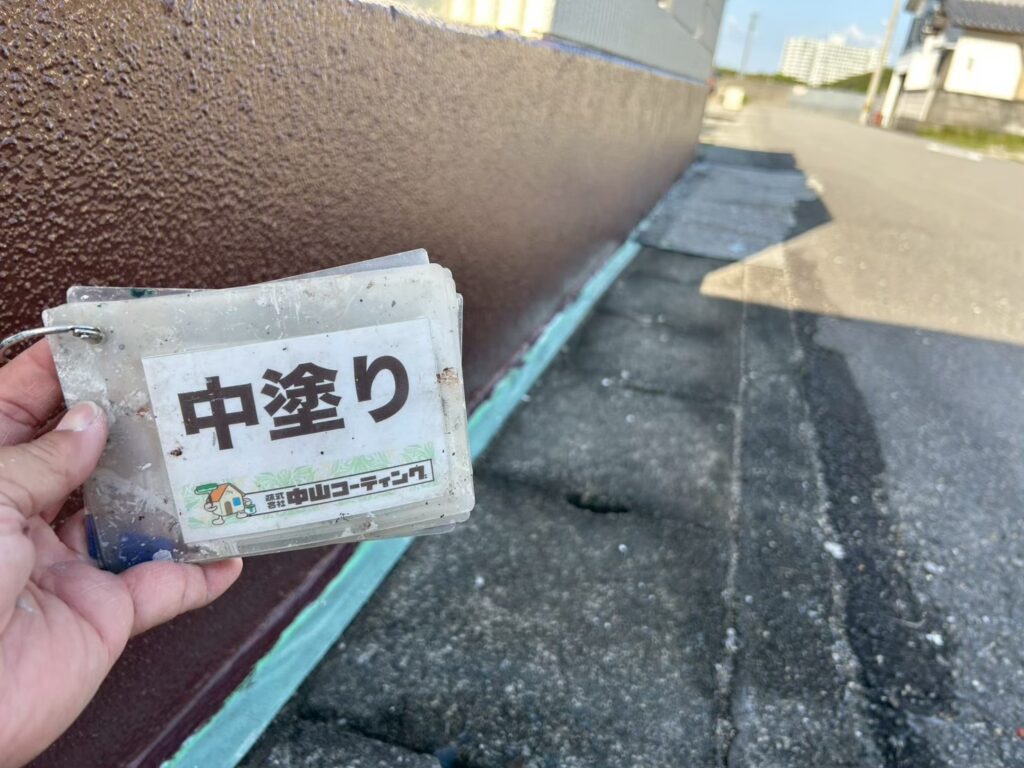塀の基礎部分の中塗りが完了し、ムラなくきれいに整いました