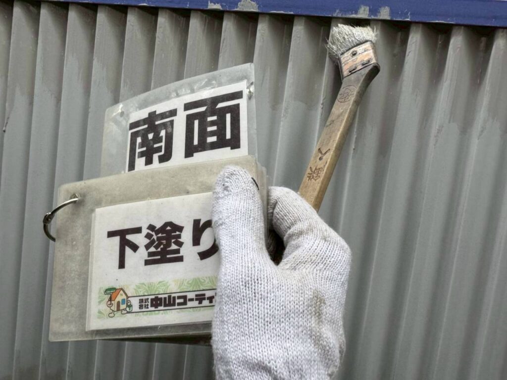 凹凸部分や細かな箇所まで刷毛を使用して塗布しています