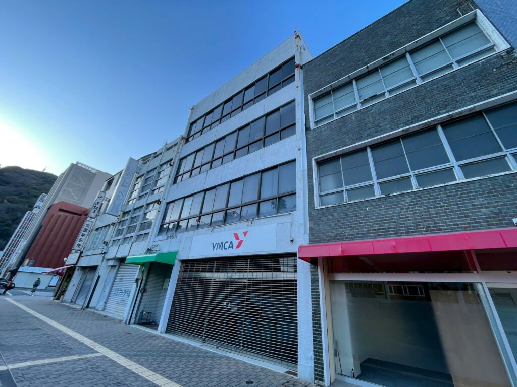 長く街並みに馴染んできたビルが連なる、存在感のある外観です