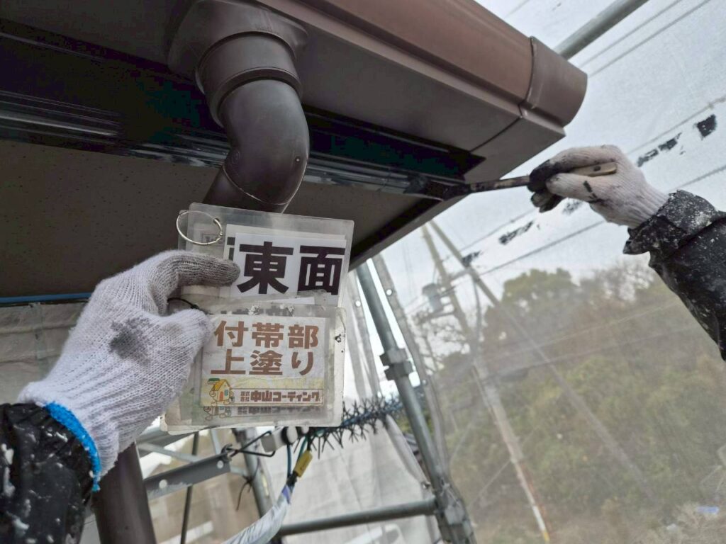 破風板の上塗りを行っています