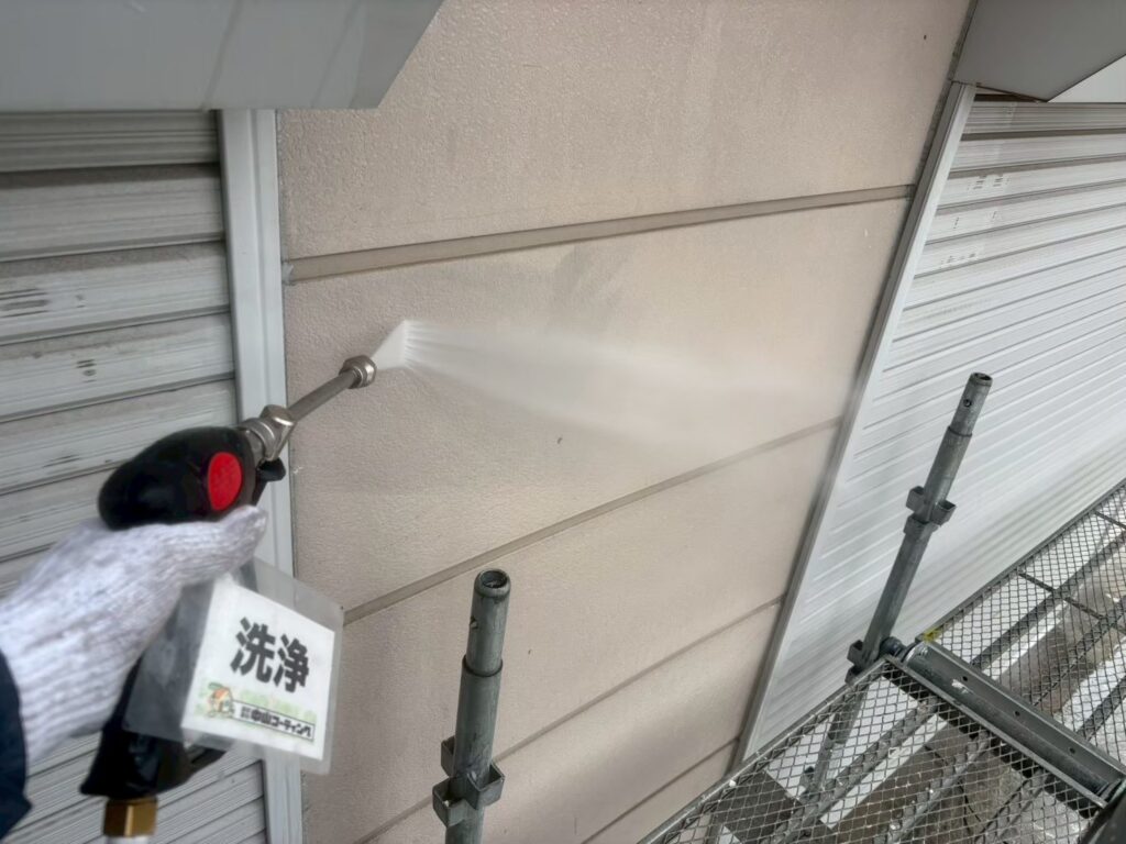 付着したホコリや汚れなどを高圧洗浄により除去しています