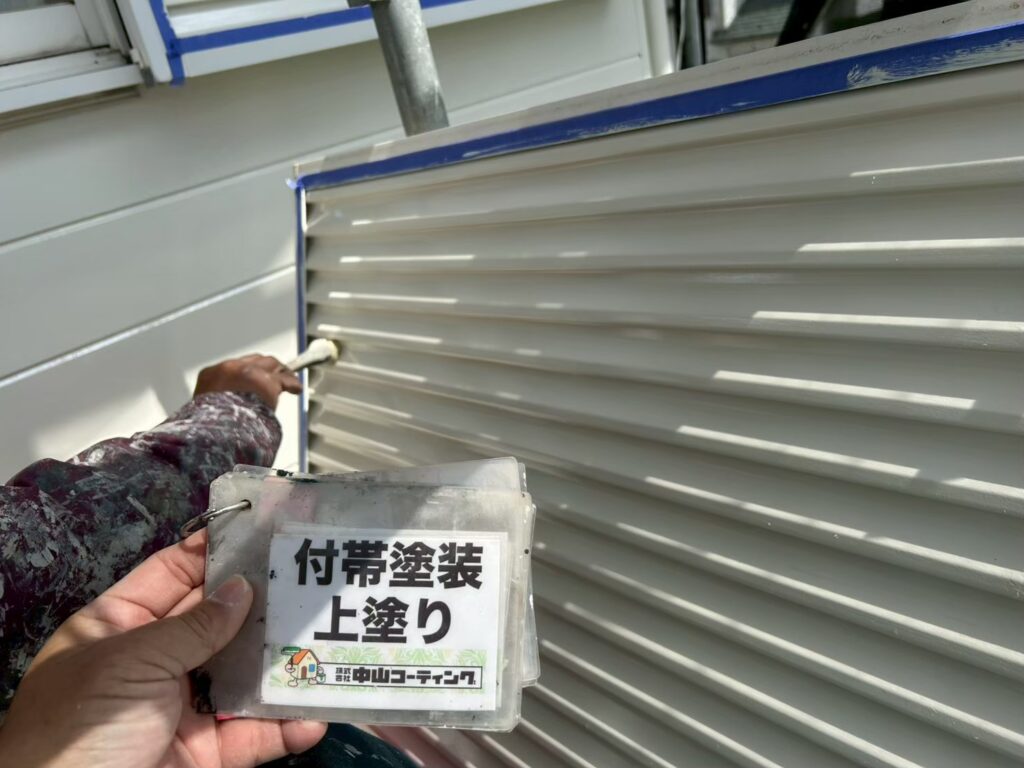 雨戸を取り外し、細かな部分まで丁寧に上塗りを行っています