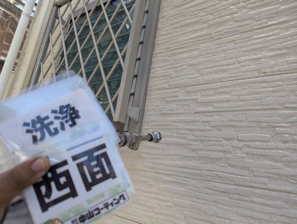 窓まわりを洗浄します