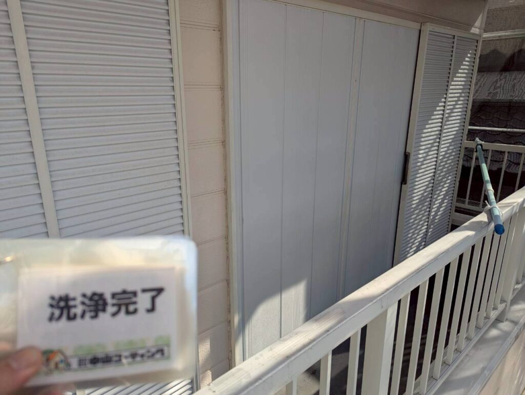 雨戸やベランダまわりの高圧洗浄が完了しました